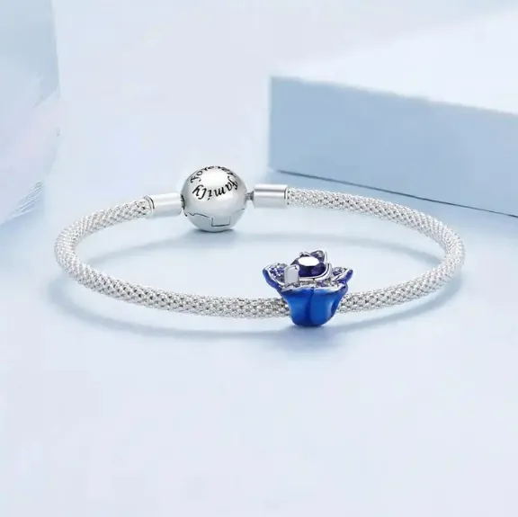NÆRBILD AV JBX CHARM BLUE FLOWER SILVER PÅ ET ARMBÅND