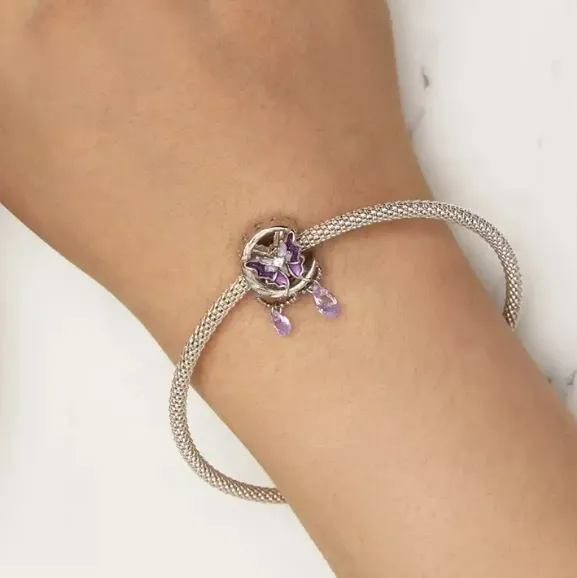 JBX CHARM MOON BUTTERFLY SILVER IN THE BRACELET PÅ HÅNDEN