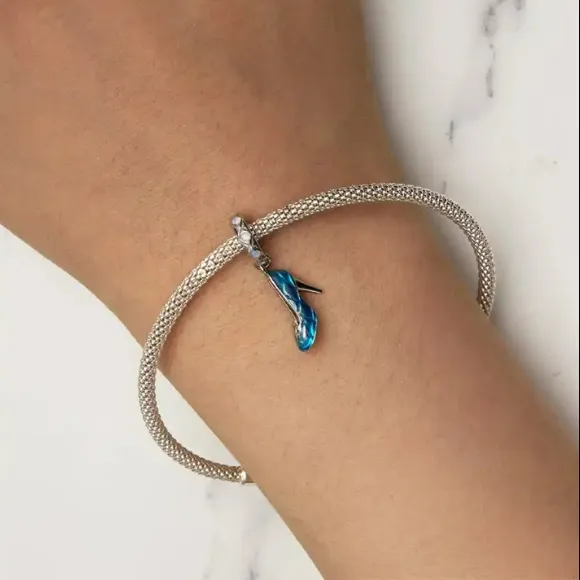 NÆRBILD AV JBX BLUE EYE BRACELET PÅ ARMBÅND PÅ HÅNDEN