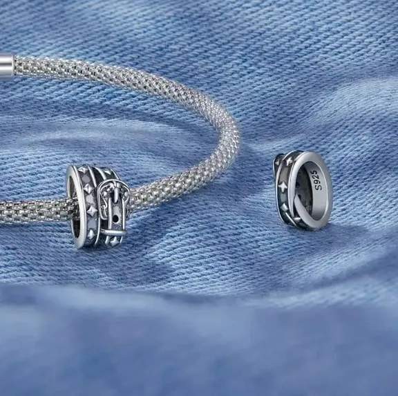 NÆRBILD AV JBX CHARM BUCKLE UP SILVER PÅ ARMBÅND