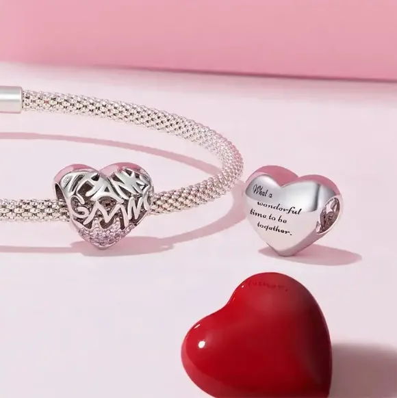 JBX CHARM ALWAYS IN MY HEART SILVER på rosa bakgrunn