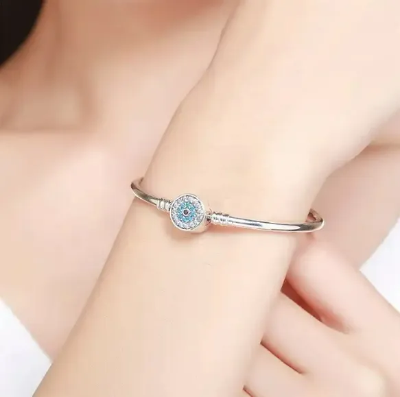 JBX BLUE EYE BRACELET PÅ HÅNDEN