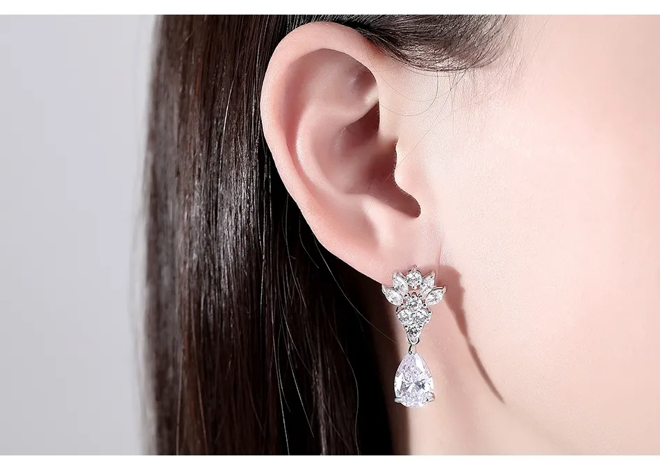 NÆRBILD AV JBX CRYSTAL ROMANCE EARRINGS PÅ ØRE