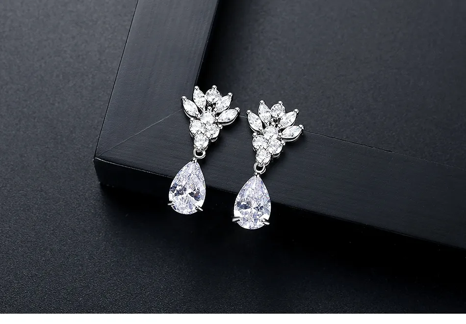 NÆRBILD AV JBX CRYSTAL ROMANCE EARRINGS PÅ SVART BAKGRUNN