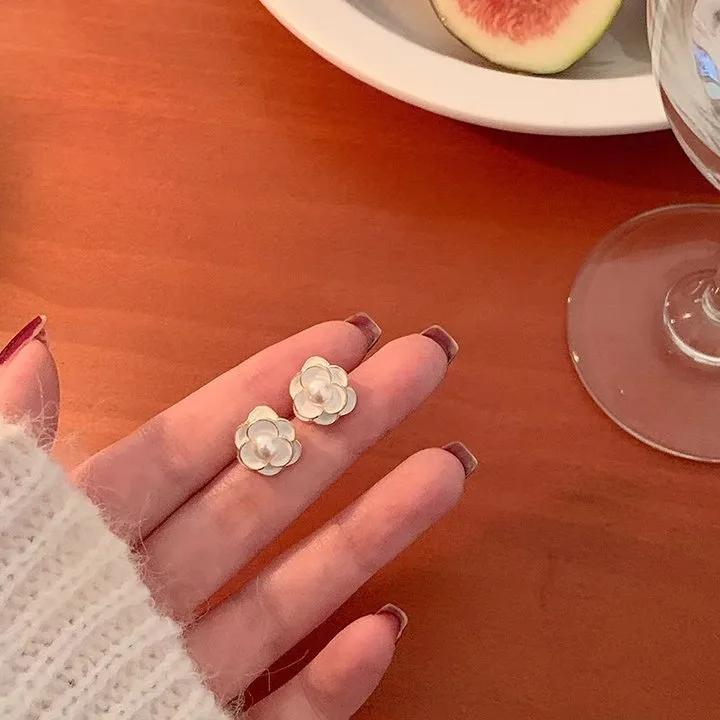 AVI Jewels Camelia earrings