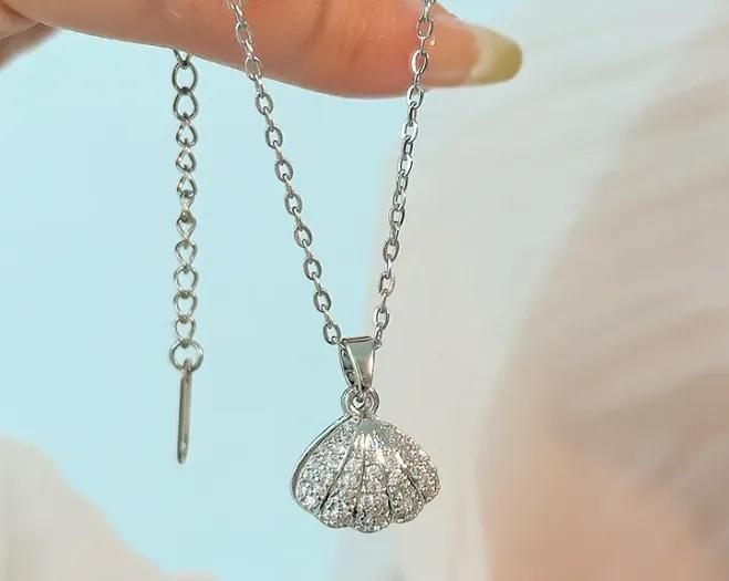 AVI Jewels Silver Shell necklace