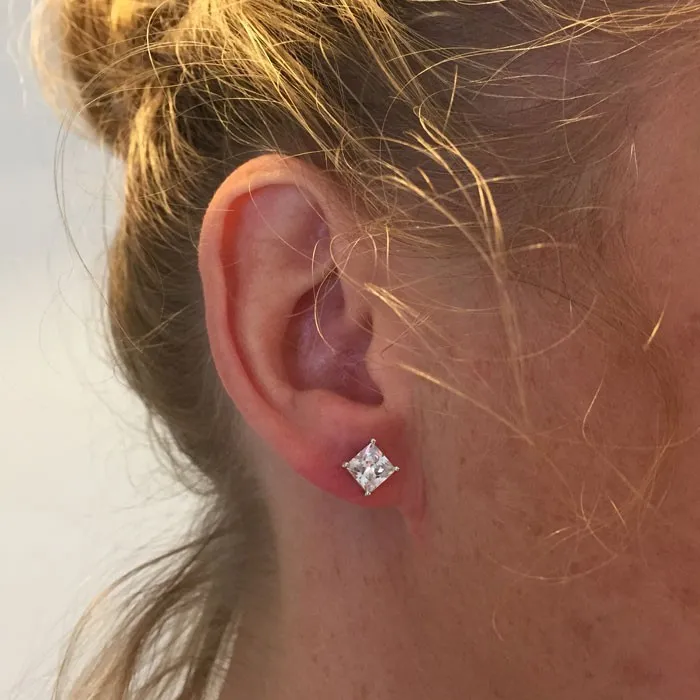 ESSENTIAL CRYSTAL SQUARE STUD EARRINGS PÅ ØRE