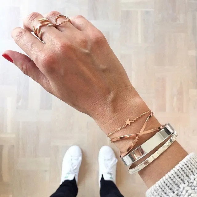 COOEE STAR SILVER BRACELET PÅ HÅNDEN