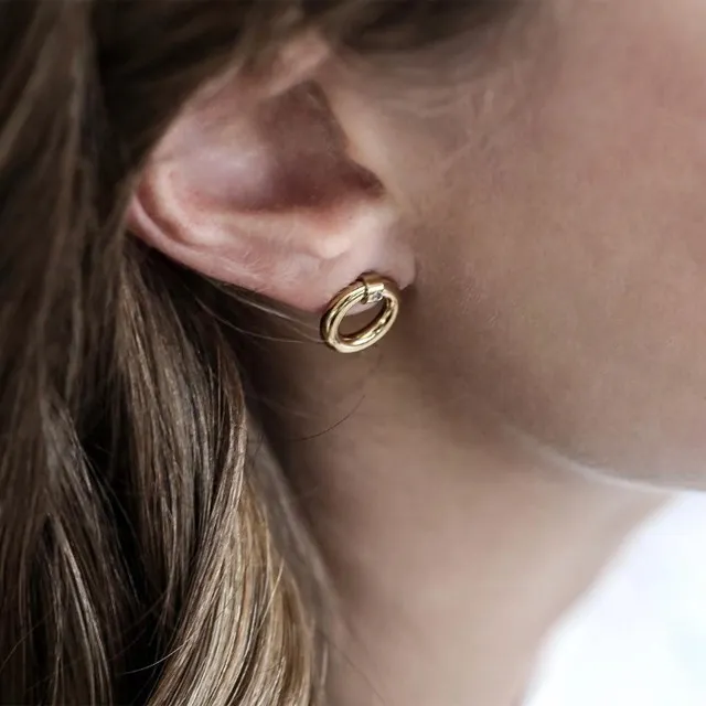 TURNER STUDS GOLD PÅ EN MODELLS ØRE