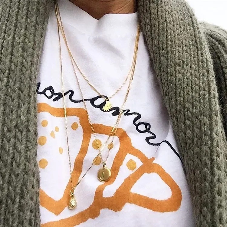 MATTE GULL BOKSTAVSANHENG BÅRET PÅ HALSEN