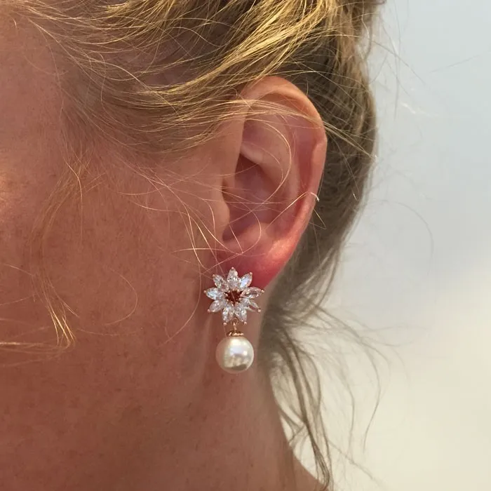DAISY PEARL EARRINGS PÅ EN MODELLS ØRE