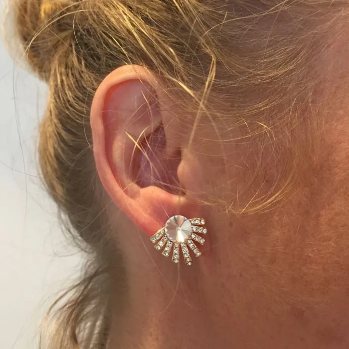 CLEOPATRA EARRINGS PÅ EN MODELLS ØRE