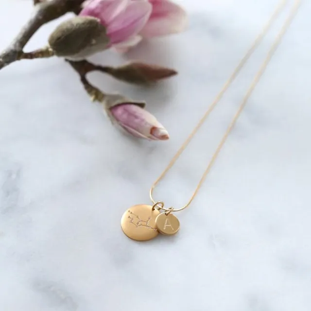 NÆRBILDE AV ET MATTE GULL BOKSTAVSANHENG FRA CHARMENTITY