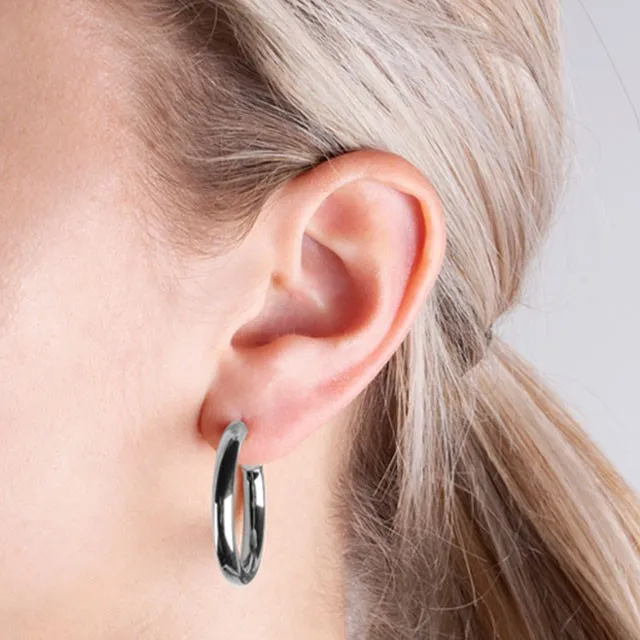 NÆRBILD AV DYRBERG/KERN CIRKULA SØLV HOOPS PÅ ØRE